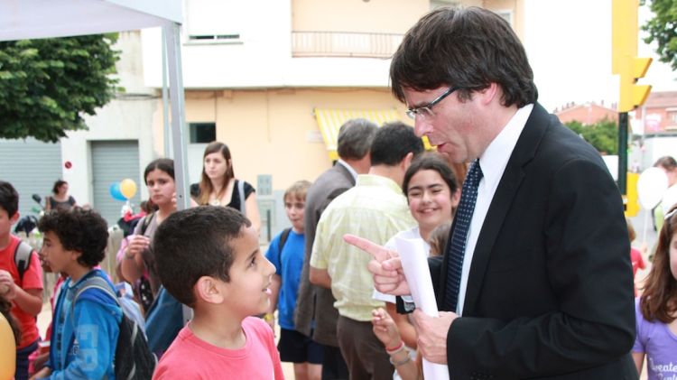 El candidat de CiU a l'alcaldia de Girona, Carles Puigdemont, aquest divendres al barri de Taialà © ACN