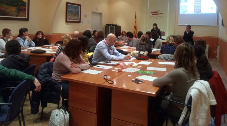 Els assistents a la taula de prevenció de maltractaments a la gent gran a la Bisbal d'Empordà