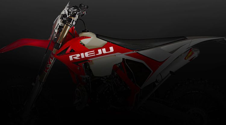 Imatge promocioinal d'una moto de Rieju després d'adquirir el negoci d'enduro a Torrot
