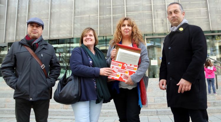 Els representants de CCOO a punt d'entregar les signatures perquè el nou Hospital Josep Trueta de Girona es faci als terrenys de Domeny