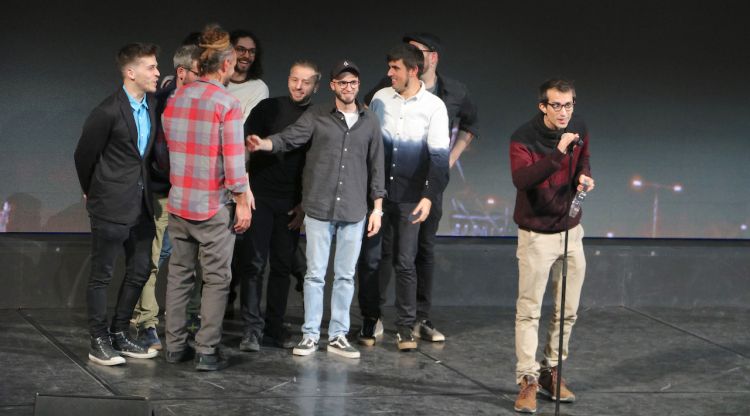 El grup Oques Grasses després de rebre el premi a millor artista de l'any per votació popular als Enderrock. ACN