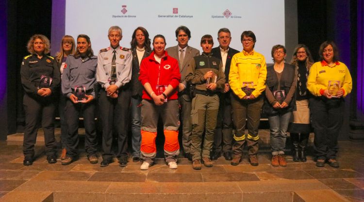 Les dones dels diferents cossos que han anat a recollir el reconeixement. ACN