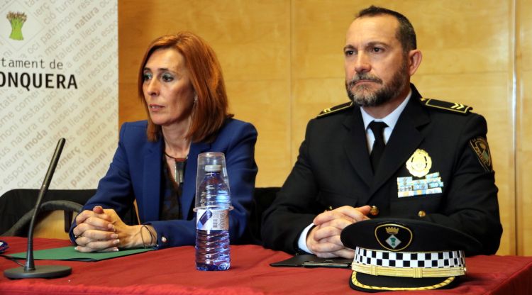 Pla mig de l'alcaldessa de la Jonquera, Sònia Martínez, i el nou sergent de la Policia Local, Alonso Caballero