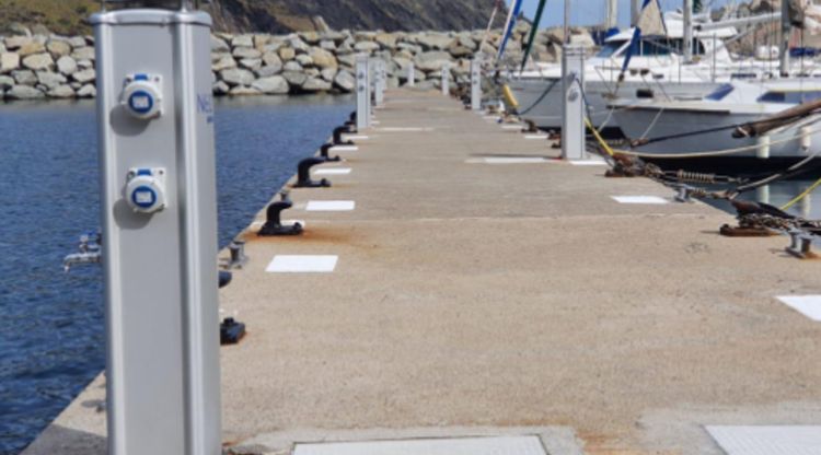 Una de les torretes de subministrament del port de Portbou reparades després del pas del temporal Gloria