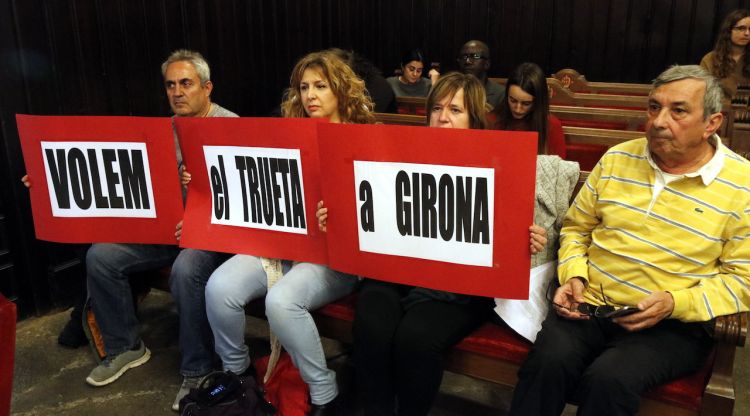Representants de CCOO han desplegat pancartes al ple reclamant que el nou hospital Trueta es faci a Girona. ACN