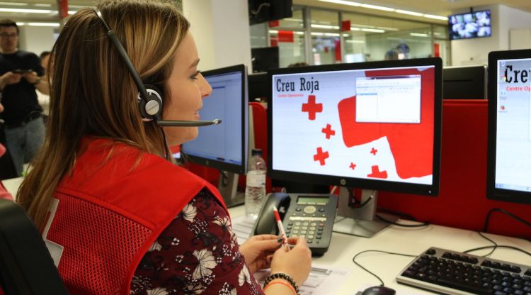 Una voluntària de Creu Roja trucant a un usuari per informar-lo sobre el coronavirus. ACN