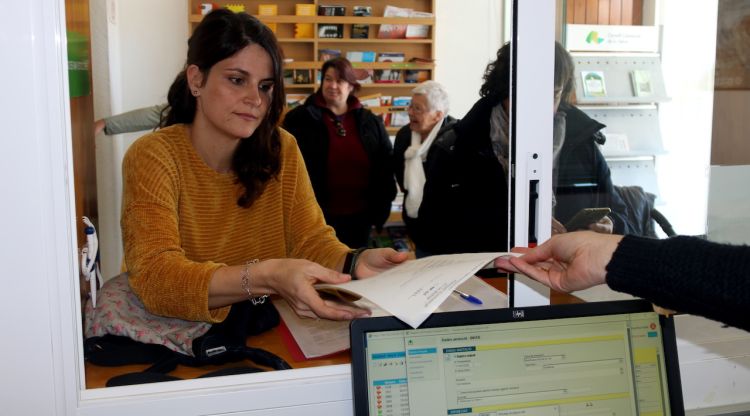 Representants d'AMPAs i AFAs de la comarca de la Selva entrant avui les cartes al registre reclamant mantenir la gestió del menjador escolar. ACN