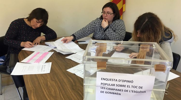 Les tres treballadores de l'Ajuntament de Gombrèn durant el recompte de vots de la consulta. ACN