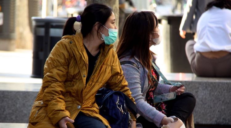 Dues noies que duen mascareta com a mesura preventiva pel coronavirus a Barcelona. ACN