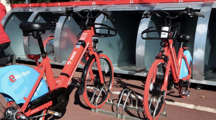 Dues bicicletes del servei E-Bicibox a Esplugues de Llobregat (arxiu). ACN