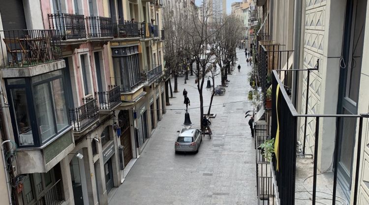 La Rambla de Girona a les dotze del migdia d'avui, completament desèrtica. Assumpció Puig