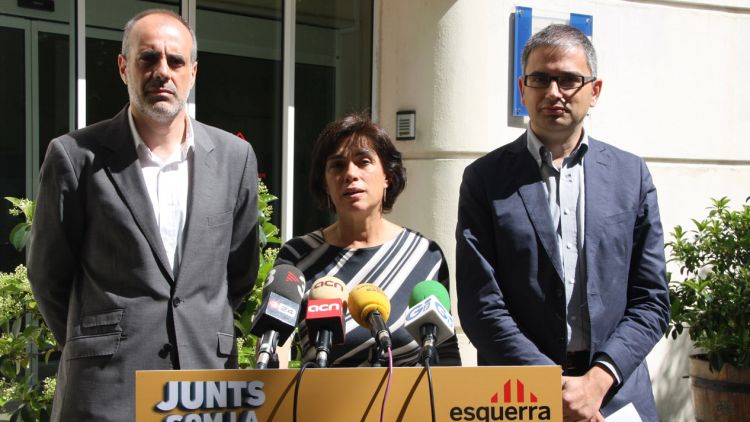 Joan Ridao, Blanca Palmada i Jordi Martinoy davant la seu de la Policia Local de Girona © ACN