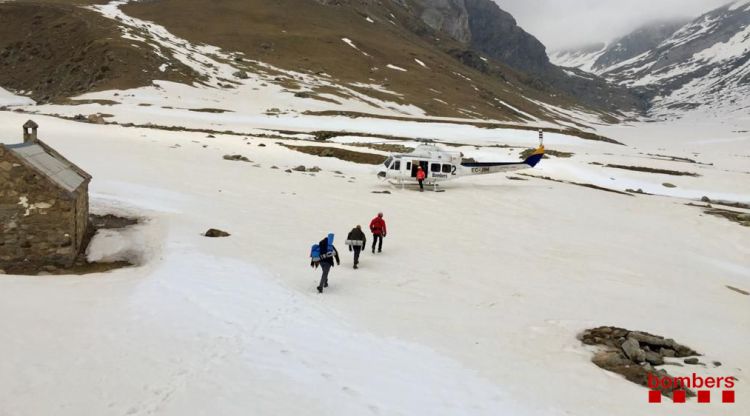 Els dos excursionistes en el moment de ser rescatats (arxiu)