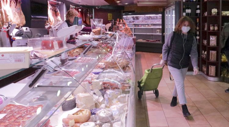 Una clienta d'una carnisseria de Girona, sortint de comprar i portant mascareta. ACN