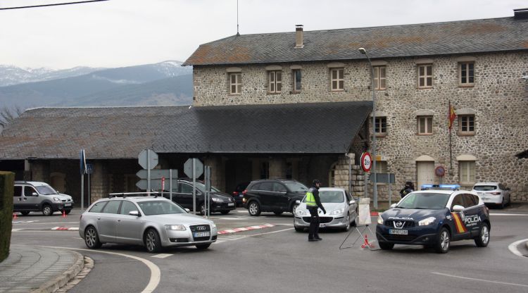 Control de vehicles a la frontera de Puigcerdà amb França (arxiu). ACN