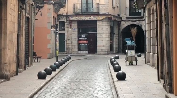 Un treballador de Girona+Neta al carrer de la Cort Reia, el diumenge al matí. M.Estarriola