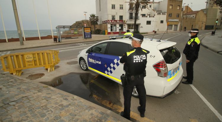 Agents de la Policia Local, vigilant el passeig marítim