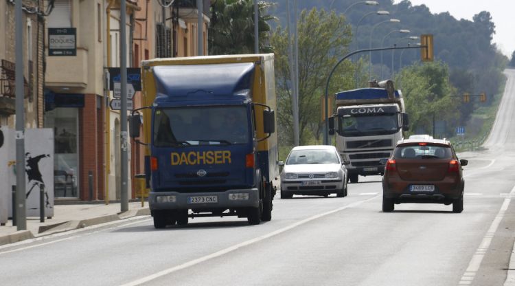 Un camió per l'N-II al seu pas per Bàscara (arxiu). ACN