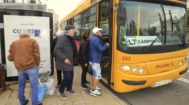 Passatgers pujant a l'autobús de la línia 7 de Blanes (arxiu)