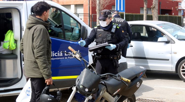 La Policia Local de Palafrugell amb els dos joves que anaven junts dalt d'una moto tot i l'estat d'alarma per la covid-19. ACN