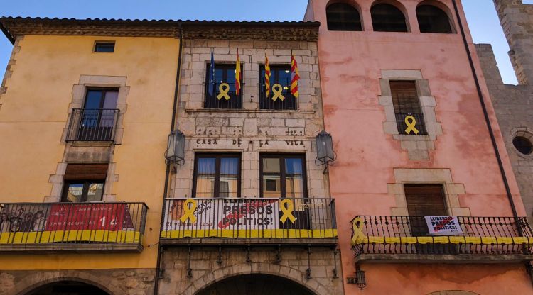 La bandera espanyola ja torna a onejar de la façana del consistori