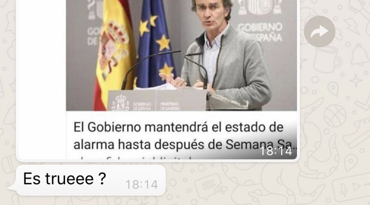 Captura d'una conversa on es passa la fotografia d'una falsa piulada amb una notícia modificada amb photoshop