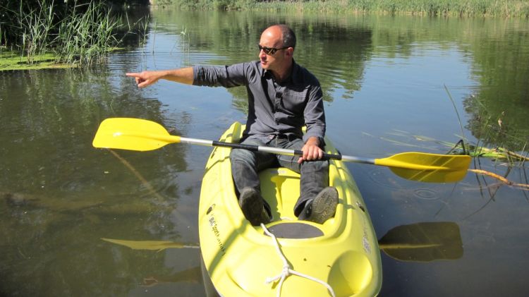 El candidat de SI, Sant Niell, navegant damunt un caiac pel riu Onyar © AG