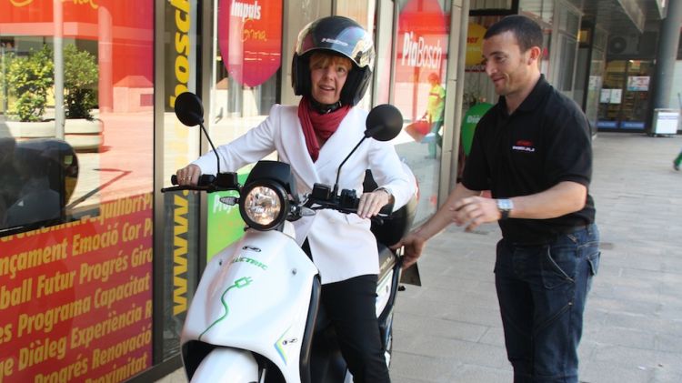 La candidata, Pia Bosch, provant la moto elèctrica de Rieju © ACN