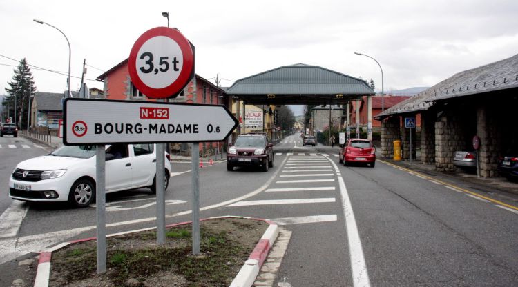 Diversos vehicles circulant per la carretera que va a la Guingueta d'Ix, abans d'arribar a la rotonda d'accés a Puigcerdà. ACN