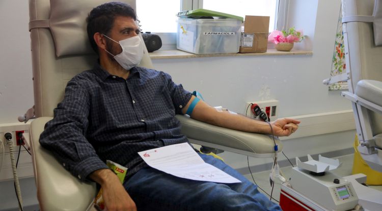Un donant de sang amb mascareta a l'hospital Joan XXIII de Tarragona. ACN