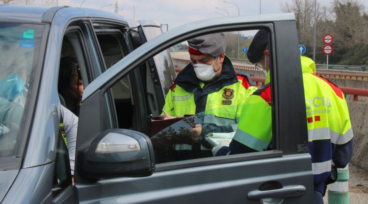 Instant en què els Mossos imposen la sanció als ocupants de la furgoneta. ACN