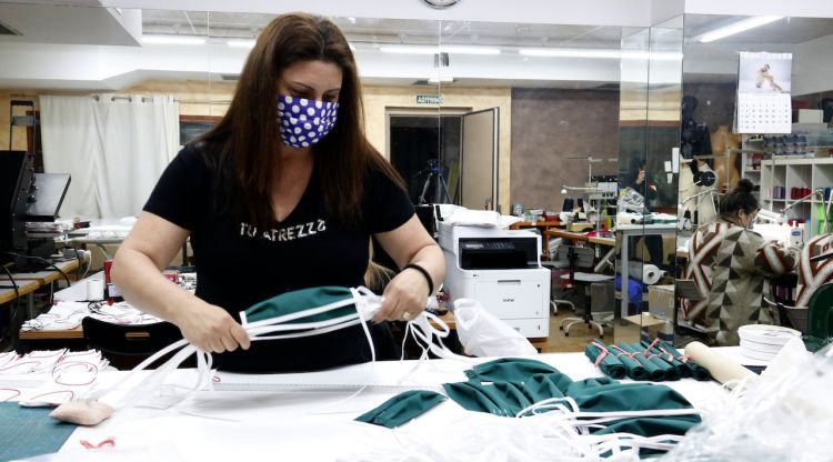 La impulsora de la iniciativa de confecció de mascaretes, Conchi Morales, preparant la tela abans de cosir-la. ACN
