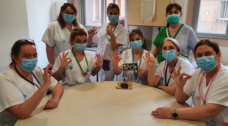 Personal sanitari del Trueta agraint una donació de Casa Cacao