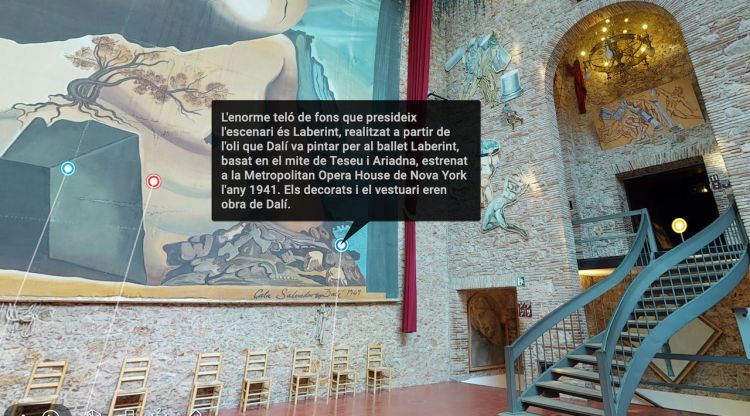 Captura de pantalla de la visita virtual del Teatre-Museu Dalí dins de la sala de la cúpula amb un cartell amb contingut complementari. ACN