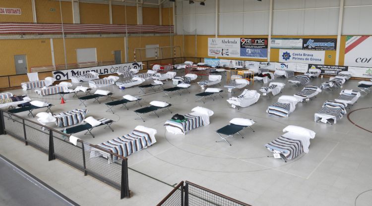 Les lliteres instal·lades al pavelló de Palau 2 de Girona habilitades per a persones sensesostre. ACN