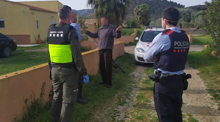 Agents Rurals sancionant un pescador a Riba-roja d'Ebre durant l'estat d'alarma