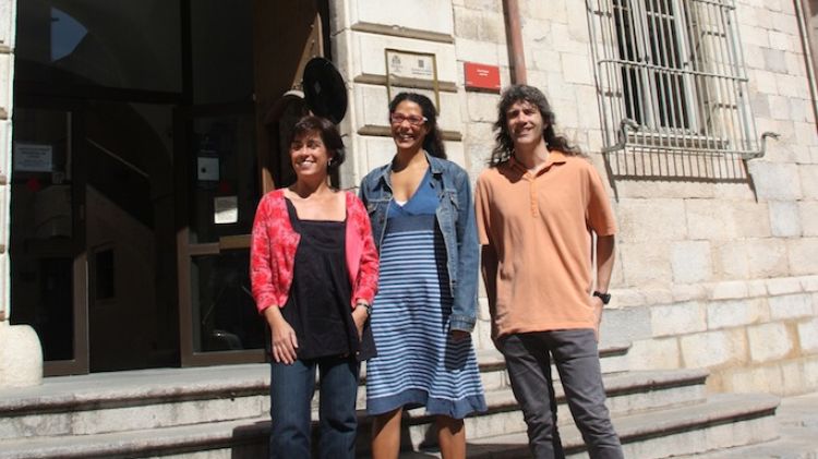 Blanca Palmada, amb Gemma Clarissó i Pau Marquès, davant la Casa Pastors © ACN