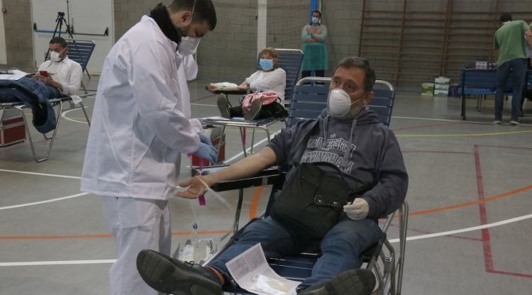 Un infermer començant el procés per punxar a un donant a la Bisbal d'Empordà. ACN