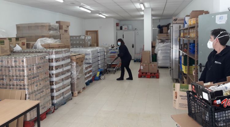 El magatzem que Càritas té a Lloret de Mar amb els voluntaris treballant