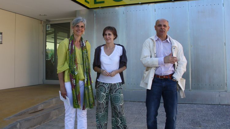 Núria Terés, Dolors Camats i Joan Boada, aquest matí davant l'escola bressol 'L'Olivera' © ACN