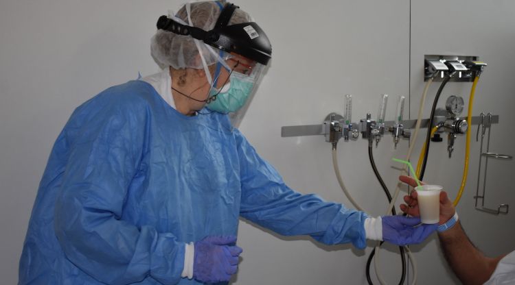 Una infermera de l'Hospital Santa Caterina assistint a un pacient de coronavirus (arxiu)