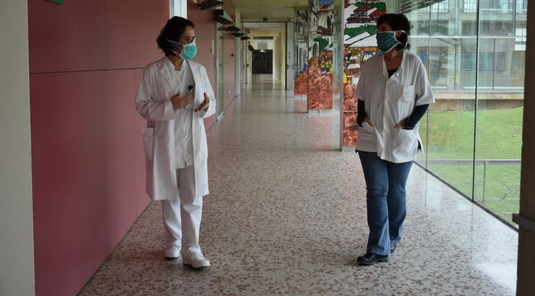 Dues infermeres a l'unitat de suport psicològic de l'Hospital Santa Caterina de Salt (arxiu)