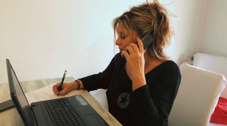La regidora de Gent Gran, Laura Lafarga, al seu domicili, realitzant algunes de les trucades de seguiment
