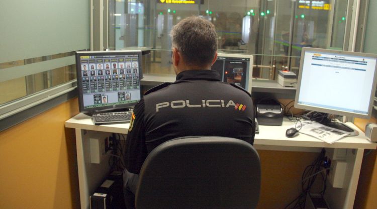 Un agent de la Policia Nacional en un dels controls de l'Aeroport de Girona (arxiu). ACN