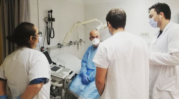 Professionals de l'EAP Montilivi-Vilaroja atenent un pacient amb símptomes de la covid-19