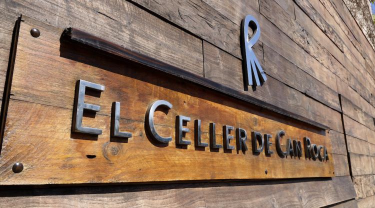 Cartell del restaurant El Celler de Can Roca, tancat des del 13 de març per la crisi del coronavirus