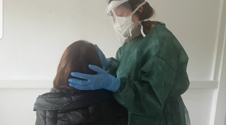 Una sanitària de l'Hospital Josep Trueta realitzant la prova del coronavirus a una pacient