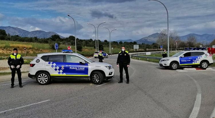 Control de la Policia Local de Roses a l'entrada del municipi (arxiu)