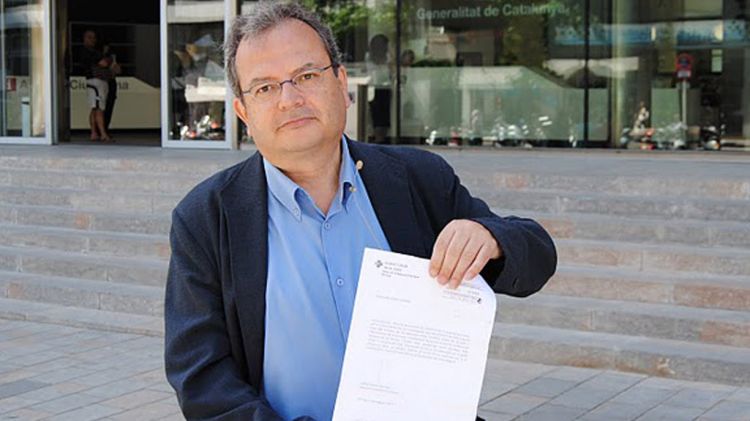 Olòriz mostra l'escrit que li ha enviat el gerent de l'ICS sobre el conveni per al Centre Jove de Salut © ACN