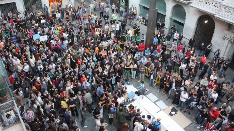 Els manifestants han ocupat gairebé la totalitat de la plaça del Vi amb capacitat per a 2.000 persones © M. Estarriola